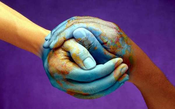 Conèixer les cultures i dialogar per millorar l'entesa entre els pobles.