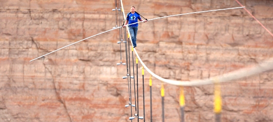 Pares i mares fan equilibris amb els horaris d'estiu dels fills.