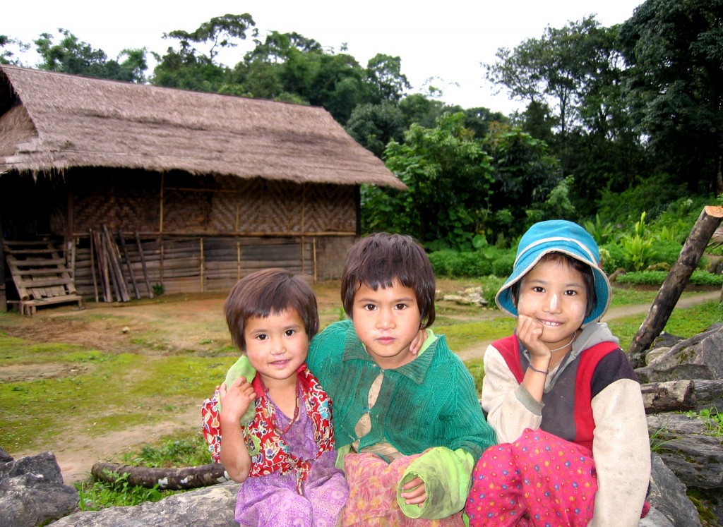 Nenes amb tanaka a Nyanmar